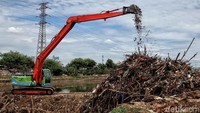 Begini penampakan proses pengerukan sampah dan endapan lumpur di kawasan Banjir Kanal Barat, Jakarta, Rabu (14/11/2018).