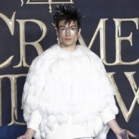 Ezra lalu menyempurnakan gaya eksentriknya dengan riasan glitter yang berkilauan berikut rambut jibrak alias spikey. Tampak kedua telapak tangannya juga dipenuhi tato. Banyak netizen yang membandingkan gaya Ezra dengan Hedwig, burung hantu piaraan Harry Potter. (Foto: Getty Images)