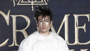 Foto: Gaya Nyentrik Ezra Miller, Bintang Fantastic Beast 2