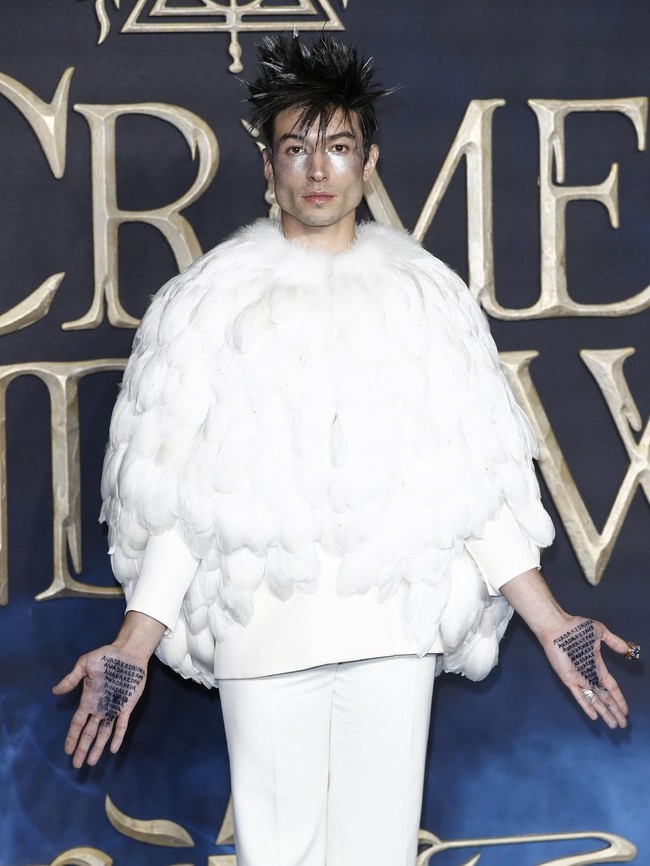 Ezra lalu menyempurnakan gaya eksentriknya dengan riasan glitter yang berkilauan berikut rambut jibrak alias spikey. Tampak kedua telapak tangannya juga dipenuhi tato. Banyak netizen yang membandingkan gaya Ezra dengan Hedwig, burung hantu piaraan Harry Potter. (Foto: Getty Images)
