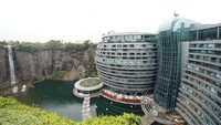 Hotel Intercontinental Shanghai dibangun di sebuah area yang dahulu dikenal sebagai area pertambangan. Memiliki 17 lantai hotel ini tak menjulang tinggi keatas, melainkan menjorok ke dalam tanah sehingga dikelilingi tebing-tebing curam yang tak kalah indah pemandangannya.