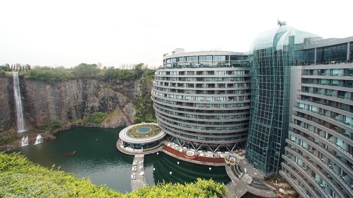 Pembangunan hotel Intercontinental Shanghai Wonderland akhirnya rampung. Hotel ini pun menjadi hotel pertama di dunia yang berada di bawah tanah.