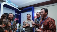 Samsat Online Nasional merupakan bentuk kerjasama antara Tim Pembina Samsat Nasional (Polri, Kementerian Dalam Negeri, Jasa Raharja), Pemerintah Provinsi, Bank Pembangunan Daerah, dan Bank Umum Nasional atas pembayaran Pajak Kendaraan Bermotor (PKB) dan Sumbangan Wajib Dana Kecelakaan Lalu Lintas Jalan (SWDKLLJ). Program ini ditujukan untuk meningkatkan pelayanan kepada masyarakat dengan menghadirkan inovasi pelayanan pembayaran penerimaan pajak daerah yang dilakukan secara elektronik melalui jaringan e-channel Bank BRI.Foto: dok. BRI