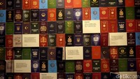 Traveler juga bisa belajar bagaimana imigrasi dari berbagai belahan dunia, salah satunya dengan lihat aneka paspor dari berbagai negara ini (Shinta/detikTravel)