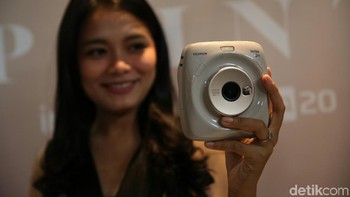 Kamera ini dilengkapi dengan Motion mode yang ditanamkan dalam kamera instan hybrid berbentuk persegi. (Foto: detikINET/Agung Pambudhy)