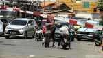 Jangan Ditiru! Pemotor Nekat Terobos Palang KA