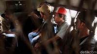 Penampakan para gelandangan dan Pak Ogah di dalam mobil Dinas Sosial yang berhasil diciduk petugas, Kamis (15/11/2018).