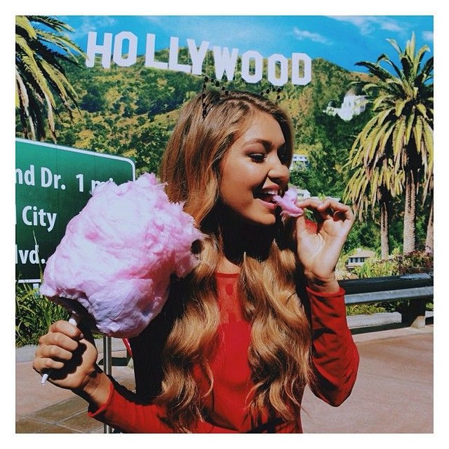 Gigi Hadid suka makan enak. Ia bahkan pernah makan burger setiap minggu ketika pertama kali tiba di New York. Namun selebihnya, ia akan makan bersih untuk menyeimbangi kalori berlebih. Foto: Instagram