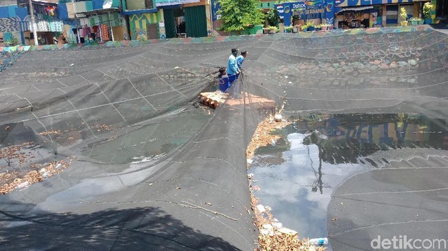 Ketika Pemerintah Pusat Turun Tangan Bersihkan Kali Item