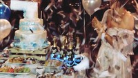 Selena Gomez rayakan ulang tahunnya dengan meriah. Kali ini ada kue 3 tingkat dengan hiasan bunga warna biru. Ia juga mendapat kue ulang tahun kedua dari sahabatnya, Taylor Swift. Foto: Istimewa