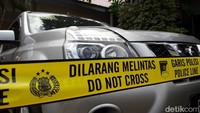 Mobil ini kemudian dibawa ke Polres Metro Bekasi Kota. Garis polisi dipasang di sekeliling mobil. 