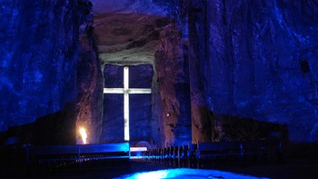Katedral garam Zipaquira adalah gereja Katolik di Kolombia yang sepenuhnya terbuat dari garam. Letaknya 180 meter di bawah permukaan tanah kota Zipaquira. Gereja ini mampu menampung sampai 10 ribu orang. Foto: istimewa
