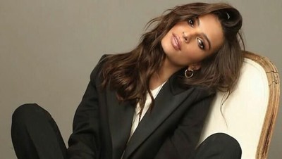 Biasa Tampil Buka-bukaan, Ini Gaya Model Seksi Emily Ratajkowski dengan Busana Sopan
