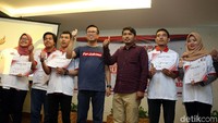 Sekjen For Jokowi Andi Azwar didampingi Koordinator Rekan Jokowi Provinsi DKI Jakarta Rich Ilman bersama anggota Relawan Jokowi-Maaruf mendeklarasikan dukungan untuk Jokowi-Maruf Amin di Jakarta, Kamis (15/11/2018).