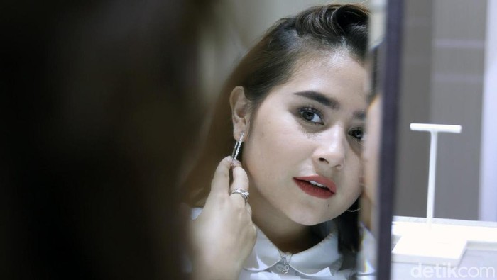 Prilly Latuconsina Prilly Latuconsina saat ditemui di Central Park, Jakarta Barat.