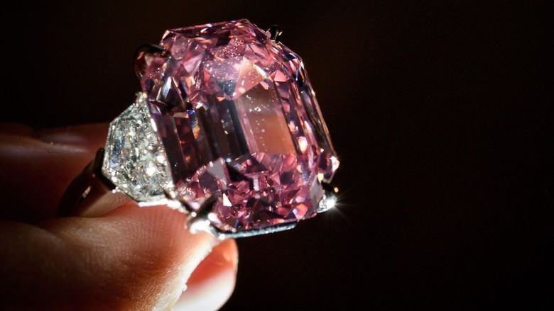 Berlian Pink Legacy 19 Karat Terjual Rp 737 Miliar di Balai Lelang Berlian Pink Legacy 19 Karat Terjual Rp 737 Miliar di Balai Lelang