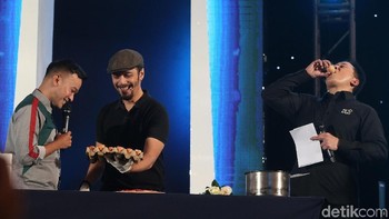 Ruben dan Triawan Munaf saat menerima tantangan dari Andrian Ishak. Berani coba?