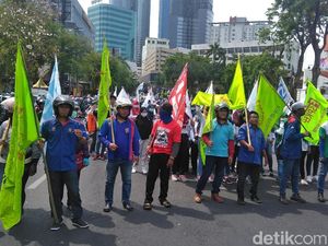 1.000 Buruh Serbu Grahadi, Tuntut Kejelasan UMK dan UMSK 2019