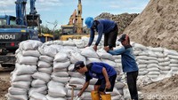 Suku Dinas Sumber Daya Air Jakarta Utara mempersiapkan 11 ribu karung pasir untuk menanggulangi tanggul-tanggul yang jebol di wilayah Jakarta Utara saat musim hujan tiba, Kamis (15/11/2018).