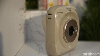 Instax Sqare SQ20 juga dilengkapi kemampuan zoom. (Foto: detikINET/Agung Pambudhy)