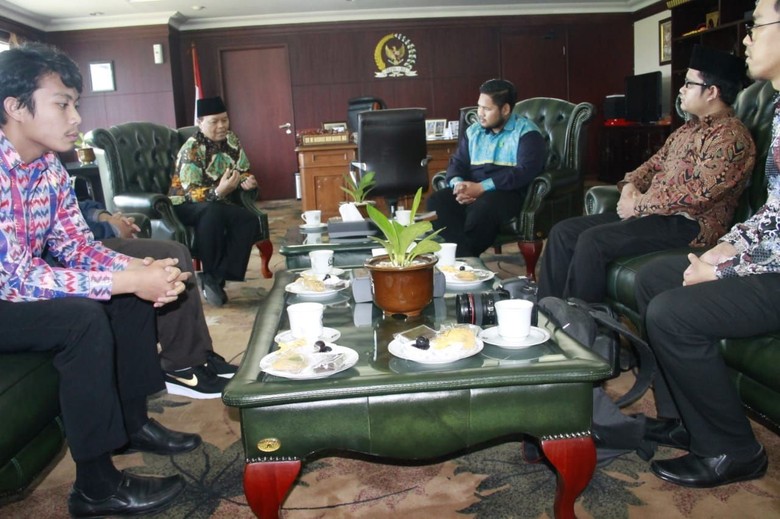 Menurut HNW, Ustaz Somad Jadi Contoh Ideal Alumni Timteng dan Afrika Menurut HNW, Ustaz Somad Jadi Contoh Ideal Alumni Timteng dan Afrika