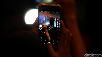 Sebelumnya, Afgan sempat hadir dalam diskusi bertemakan survival musician bersama sejumlah musisi lainnya seperti Sheryl Sheinafia dan Eka Gustiwana.