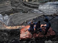 Ketika Pemerintah Pusat Turun Tangan Bersihkan Kali Item