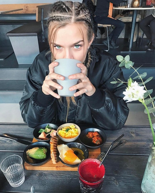 Rahasia diet Josephine Skriver adalah olahraga pagi dan sarapan bernutrisi yang membuat harinya produktif. Agar tak makan sembarangan saat lapar sebelum jam makan, Josephine membawa sendiri kudapan yang biasanya adalah kacang, protein bar, oatmeal instan, atau buah. Foto: Instagram