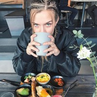 Rahasia diet Josephine Skriver adalah olahraga pagi dan sarapan bernutrisi yang membuat harinya produktif. Agar tak makan sembarangan saat lapar sebelum jam makan, Josephine membawa sendiri kudapan yang biasanya adalah kacang, protein bar, oatmeal instan, atau buah. Foto: Instagram