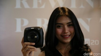 Karakteristik ini bisa dibilang praktis, tetapi juga boros. Sebab, ketika hasil foto jelek, pengguna tak bisa berbuat apa-apa. Film terbuang percuma dan harus perlu film baru untuk mengambil foto berikutnya. (Foto: detikINET/Agung Pambudhy)