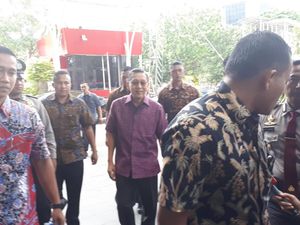 Gaya Tenang Boediono Dimintai Keterangan Kasus Century