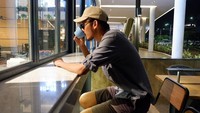 Cody tampaknya suka banget minum kopi. Dalam foto ini ia asyik menyeruput segelas kopinya sendirian. Foto: instagram @nabhancody