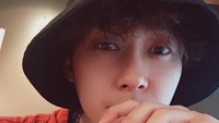 Dengan mengenakan topi, Sung Joo yang berwajah manis ini tampak sedang menikmati minuman dingin. Ia pun menuliskan,Jus semangka dalam akun Instagramnya. Foto: Instagram @songjoo2016