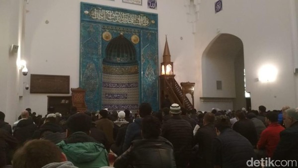 Saat detikTravel datang berkunjung, sedang ada renovasi di bagian depan Masjid Sukarno. Kebetulan adalah hari Jumat, ratusan umat muslim dari berbagai etnis dan multi bangsa menjalankan ibadah Salat Jumat dengan kusyuk. (Elizabeth Elza/detikTravel) Saat detikTravel datang berkunjung, sedang ada renovasi di bagian depan Masjid Sukarno. Kebetulan adalah hari Jumat, ratusan umat muslim dari berbagai etnis dan multi bangsa menjalankan ibadah Salat Jumat dengan kusyuk. (Elizabeth Elza/detikTravel)