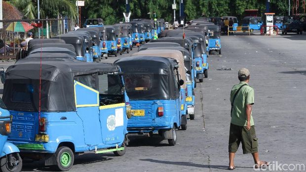 Dok.detikcom/Puluhan bajaj mengantre di SPBG Jalan Perintis Kemerdekaan, Jakarta Timur. 