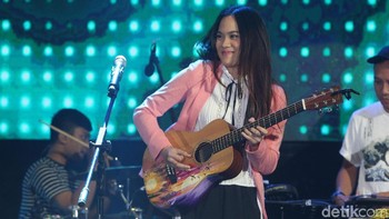 Sambil bermain gitar, Sheryl terlihat sangat semringah.