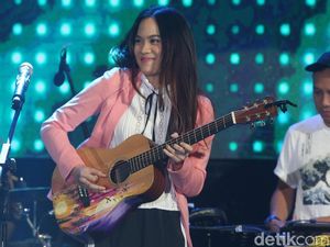Sheryl Sheinafia Modifikasi Lagu Setia dari Chrisye