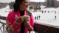 Enjoying my hot choco and great view, tulis Vien yang lagi jalan-jalan di Jepang. Duh, asyiknya! Foto: Instagram vienstasman