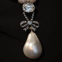 Keluarga dekat Marie lalu menyimpan perhiasan tersebut selama hampir 200 tahun sebelum akhirnya dilelang. Jelang pelelangan, perhiasan ini sempat dipamerkan di beberapa kota, mulai dari New York, Dubai, hingga Singapura dan Taipe. (Foto: Dan Kitwood/Getty Images)