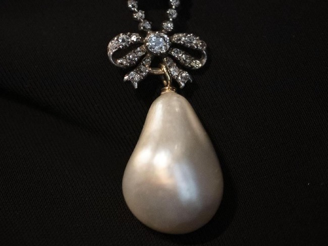 Keluarga dekat Marie lalu menyimpan perhiasan tersebut selama hampir 200 tahun sebelum akhirnya dilelang. Jelang pelelangan, perhiasan ini sempat dipamerkan di beberapa kota, mulai dari New York, Dubai, hingga Singapura dan Taipe. (Foto: Dan Kitwood/Getty Images)