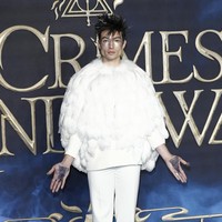 Seperti ini gaya andalan Ezra Miller saat menghadiri pemutaran perdana Fantastic Beasts: Crimes of Grindelwald di London, Inggris, belum lama ini. Sebagai salah satu bintang dari sekuel Fantastic Beasts itu, Ezra tak mau melewatkan hajatan tersebut dengan penampilan yang biasa. Setelan dengan atasan berbulu dari Givenchy menjadi andalan aktor 26 tahun ini. (Foto: Getty Images)