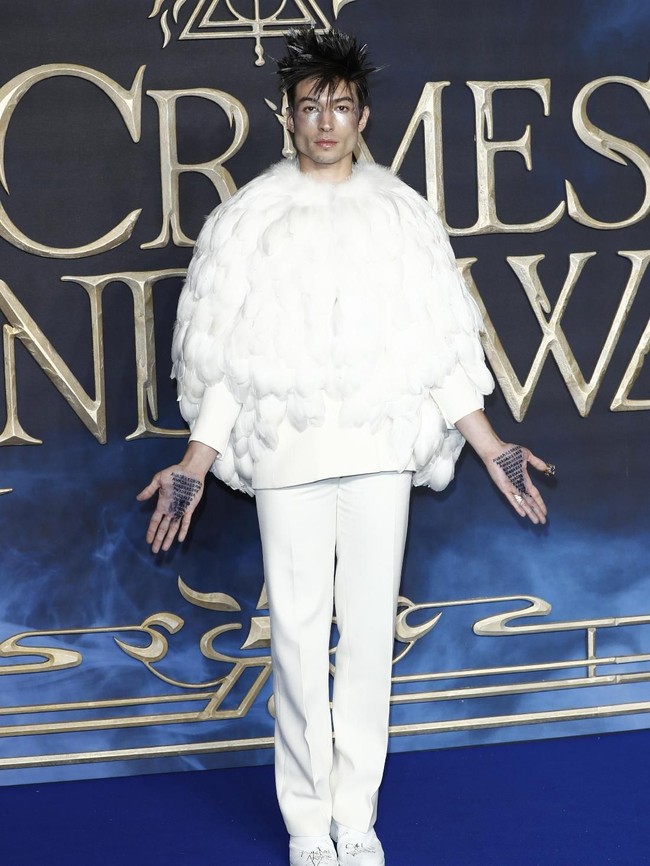 Seperti ini gaya andalan Ezra Miller saat menghadiri pemutaran perdana Fantastic Beasts: Crimes of Grindelwald di London, Inggris, belum lama ini. Sebagai salah satu bintang dari sekuel Fantastic Beasts itu, Ezra tak mau melewatkan hajatan tersebut dengan penampilan yang biasa. Setelan dengan atasan berbulu dari Givenchy menjadi andalan aktor 26 tahun ini. (Foto: Getty Images)