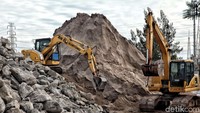 Sejumlah alat berat pun nampak tersedia di Gudang Ketel Uap I. Selain material seperti kayu dan pasir, Sudin Sumber Daya Air Jakarta Utara juga telah menyiapkan 7 unit Backhoe Loader dan 50 unit mobil Dump Truck.