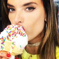 Alessandra Ambrosio mengawali hari dengan roti panggang dengan telur dan avokad serta minum jus hijau setelah olahraga. Untuk makan siang dan malam, ia akan memilih asupan bernutrisi, seperti ayam, ikan, sushi, dan BBQ ala Brazil. Hal lain yang ia lakukan untuk jaga berat badan adalah minum teh hijau. Foto: Instagram