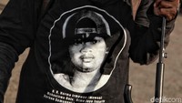 Sebagian dari mereka mengenakan kaus bergambar foto korban.