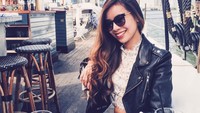 Wanita yang kini berusia 28 tahun itu kerap mencicip makanan yang lezat dan mewah. Salah satunya tiram segar yang ia makan di Grand Banks, Singapura. Foto: Instagram kimintechnicolor