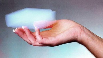 Arogel adalah material sangat ringan yang terbuat dari gel dan gas. Ia dijuluki awan beku atau awan padat karena penampilannya yang sangat halus, disebabkan substansinya yang 99% udara. Foto: istimewa