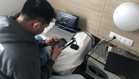 Polisi memeriksa HP milik HS, terduga pelaku pembunuhan satu keluarga di Bekasi. 