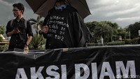 Mereka menuntut pemerintah untuk mewujudkan komitmen dalam menyelesaikan kasus pelanggaran HAM masa lalu.