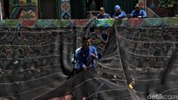 Pengerjaan dimulai dari seberang jembatan Marto secara bertahap hingga Jubilee School. Saat ini sudah dibongkar sekitar sepanjang 100 meter. 